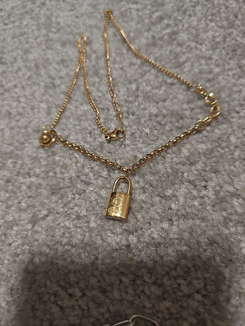 Gold Padlock Pendant Necklace - Unbranded chapel like - Picture 2 of 3